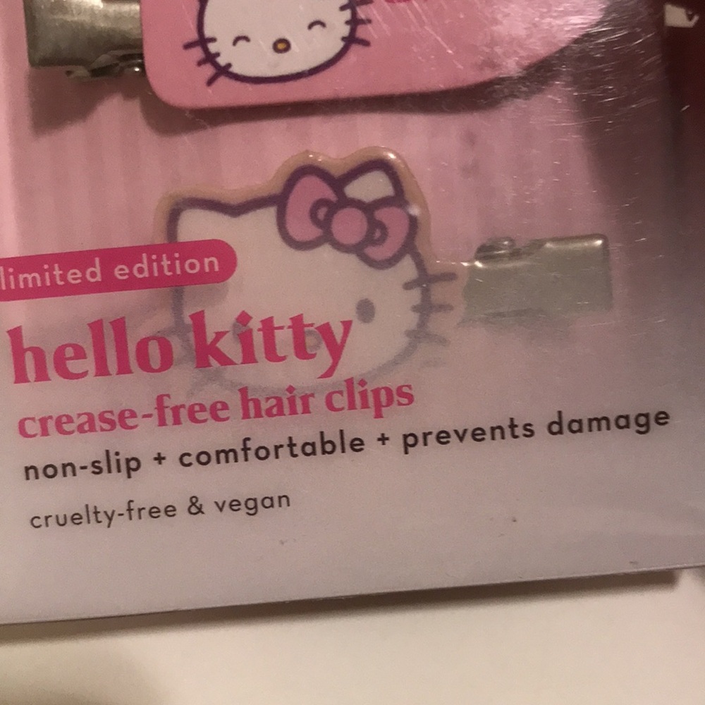 💖 The Creme Shop Hello Kitty Crease Free Hair Clips - Picture 2 of 3